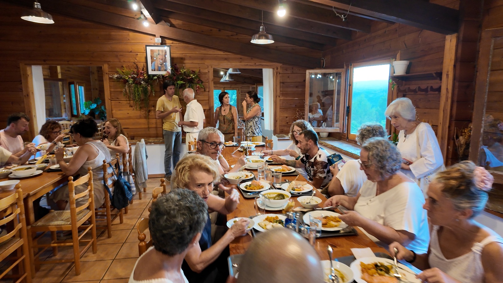 Participantes compartiendo la comida y conversando en el comedor de Más del Borrás